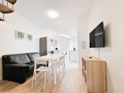 TV/Unterhaltungsangebot in der Unterkunft Tolstov Apartments - 1 or 3 Room Apartments - 20 Min Messe DUS and Old Town DUS