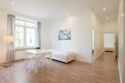 Ein Bett oder Betten in einem Zimmer der Unterkunft Tolstov Apartments - 1 or 3 Room Apartments - 20 Min Messe DUS and Old Town DUS