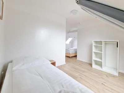Ein Bett oder Betten in einem Zimmer der Unterkunft Tolstov Apartments - 1 or 3 Room Apartments - 20 Min Messe DUS and Old Town DUS