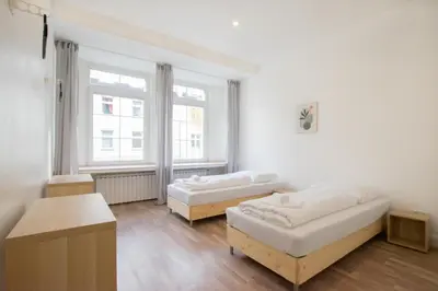 Ein Bett oder Betten in einem Zimmer der Unterkunft Tolstov Apartments - 1 or 3 Room Apartments - 20 Min Messe DUS and Old Town DUS