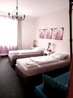 Ein Bett oder Betten in einem Zimmer der Unterkunft ELENA flat ROSA Oberhausen Zentrum CentrO Westfield
