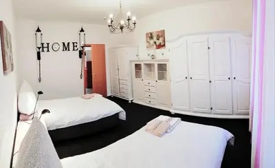 Ein Bett oder Betten in einem Zimmer der Unterkunft ELENA flat ROSA Oberhausen Zentrum CentrO Westfield