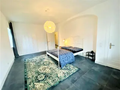 Ein Bett oder Betten in einem Zimmer der Unterkunft Get-your-flat Traumhafte Altbau-Wohnung in Denkmal-Villa 3 Zr Kü Bad 2 Schlafzr 125 m2 Haustier auf Anfrage - ruhig & naturnah