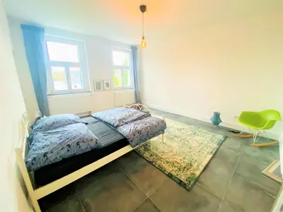 Ein Bett oder Betten in einem Zimmer der Unterkunft Get-your-flat Traumhafte Altbau-Wohnung in Denkmal-Villa 3 Zr Kü Bad 2 Schlafzr 125 m2 Haustier auf Anfrage - ruhig & naturnah