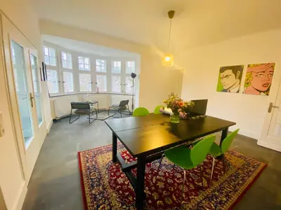 Ein Sitzbereich in der Unterkunft Get-your-flat Traumhafte Altbau-Wohnung in Denkmal-Villa 3 Zr Kü Bad 2 Schlafzr 125 m2 Haustier auf Anfrage - ruhig & naturnah