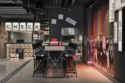 Ein Restaurant oder anderes Speiselokal in der Unterkunft Moxy Duesseldorf City