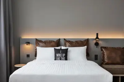Ein Bett oder Betten in einem Zimmer der Unterkunft Moxy Duesseldorf City