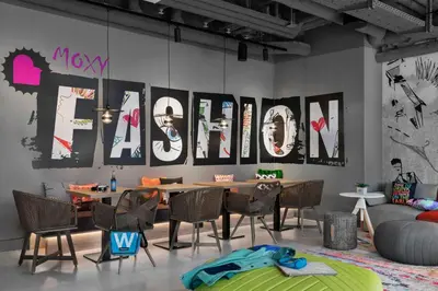 Ein Sitzbereich in der Unterkunft Moxy Duesseldorf City
