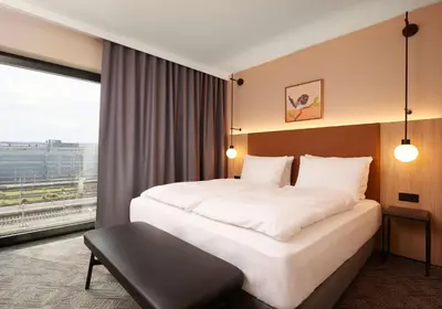 Ein Bett oder Betten in einem Zimmer der Unterkunft Adina Apartment Hotel Dusseldorf