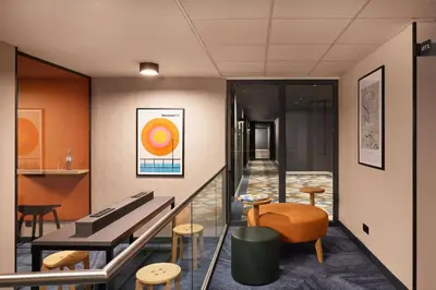 Ein Sitzbereich in der Unterkunft Adina Apartment Hotel Dusseldorf