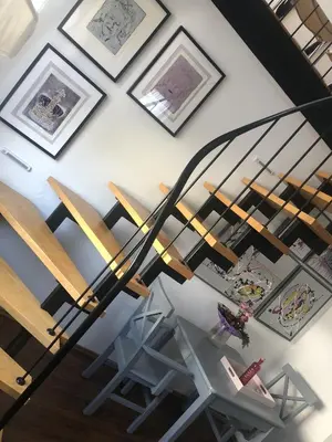 Ein Sitzbereich in der Unterkunft Bel Art Atelier mit großem Parkplatz