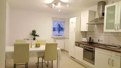Küche/Küchenzeile in der Unterkunft holiday apartment essen 3