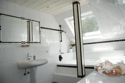 Ein Badezimmer in der Unterkunft Exklusive Villa am Wald mit Garten, Waldzugang und Sauna
