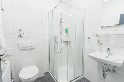 Ein Badezimmer in der Unterkunft Hotel Billard Center Weywiesen