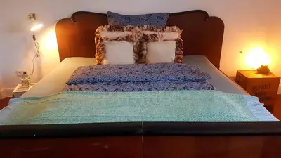 Ein Bett oder Betten in einem Zimmer der Unterkunft Get-your-flat - Mansard-Wohnung in Villa 3 Zr Kü Bad, 85 m2, bis 4 Gäste , Haustier auf Anfrage - ruhig & naturnah - TOP