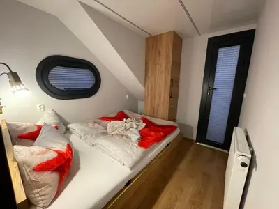 Ein Bett oder Betten in einem Zimmer der Unterkunft Hausboot Lore