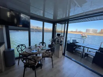 Blick auf einen Fluss in der Nähe des Bootes