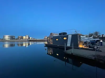 Blick auf einen Fluss in der Nähe des Bootes