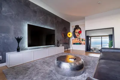 TV/Unterhaltungsangebot in der Unterkunft RüSuite XL I 2-Zimmer Apartment I Balkon I Netflix