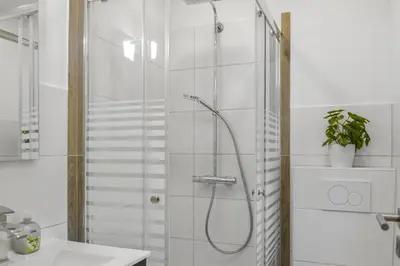 Ein Badezimmer in der Unterkunft Apartment mit Terrasse, privater Eingang und Parkplatz
