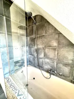 Ein Badezimmer in der Unterkunft Duisburg FeelHome, Flughafen nah,2-Schlafzimmer, Badewanne, Zentral, WiFi, Top Floor