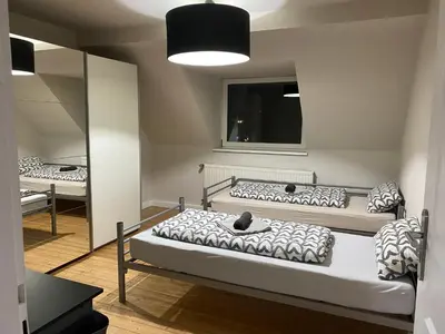 Ein Bett oder Betten in einem Zimmer der Unterkunft Duisburg FeelHome, Flughafen nah,2-Schlafzimmer, Badewanne, Zentral, WiFi, Top Floor