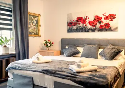 Ein Bett oder Betten in einem Zimmer der Unterkunft TRUTH für 5 - King Size Betten, Kamin, Garten, XXL Couch, Smart-TV