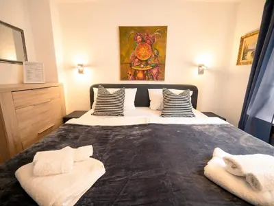 Ein Bett oder Betten in einem Zimmer der Unterkunft TRUTH für 5 - King Size Betten, Kamin, Garten, XXL Couch, Smart-TV