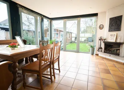 Ein Sitzbereich in der Unterkunft TRUTH für 5 - King Size Betten, Kamin, Garten, XXL Couch, Smart-TV
