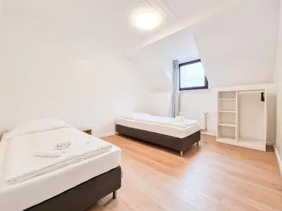 Ein Bett oder Betten in einem Zimmer der Unterkunft Tolstov Apartments - 4 Room Apartments - 30 Min Messe DUS