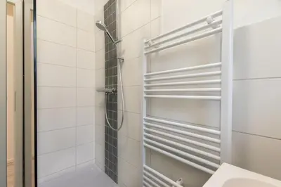 Ein Badezimmer in der Unterkunft Tolstov Apartments - 4 Room Apartments - 30 Min Messe DUS