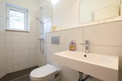 Ein Badezimmer in der Unterkunft Tolstov Apartments - 4 Room Apartments - 30 Min Messe DUS
