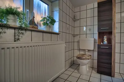Ein Badezimmer in der Unterkunft Maisonette privater Zugang Waschmaschine Parkplatz