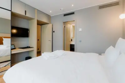 Ein Bett oder Betten in einem Zimmer der Unterkunft Fourty Three Luxury Serviced Apartments