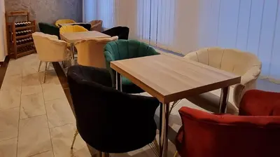 Ein Sitzbereich in der Unterkunft Hotel Linda
