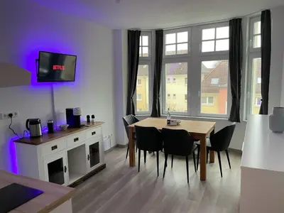 Küche/Küchenzeile in der Unterkunft JayBnB - PS5 55 Zoll 4K TV Gaming Apartment