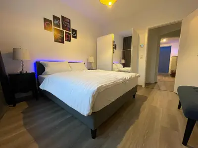 Ein Bett oder Betten in einem Zimmer der Unterkunft JayBnB - PS5 55 Zoll 4K TV Gaming Apartment
