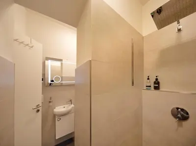 Ein Badezimmer in der Unterkunft JayBnB - PS5 55 Zoll 4K TV Gaming Apartment