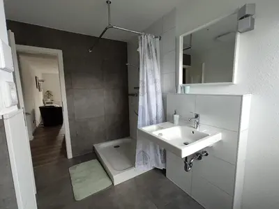 Ein Badezimmer in der Unterkunft FeWo TIMON großzügig modern mit Terrasse ca 50 qm