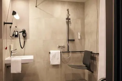 Ein Badezimmer in der Unterkunft Candlewood Suites Düsseldorf Airport by IHG