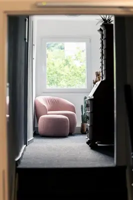 Ein Sitzbereich in der Unterkunft HeimatHerz Hotel Garni