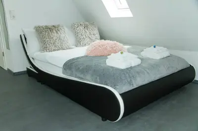Ein Bett oder Betten in einem Zimmer der Unterkunft TRUTH Studio - Küche - Top Internet - Parkplatz - Modern