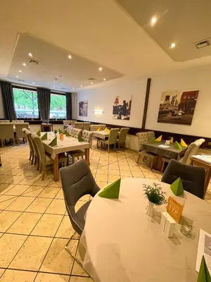 Ein Restaurant oder anderes Speiselokal in der Unterkunft Hotel Kronenkurve