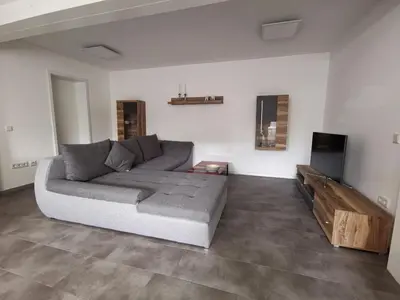 Ein Sitzbereich in der Unterkunft Moderne Wohnung mit Terrasse und eigenem Zugang.