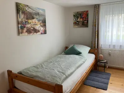 Ein Bett oder Betten in einem Zimmer der Unterkunft Ferienwohnung im Grünen mit Balkon