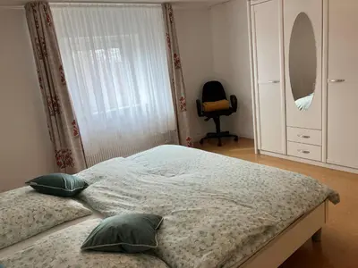 Ein Bett oder Betten in einem Zimmer der Unterkunft Ferienwohnung im Grünen mit Balkon