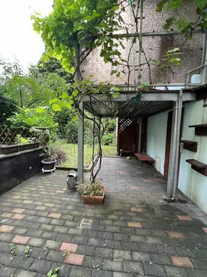 Ein Garten an der Unterkunft Duisburg FeelHome, Flughafen nah,3-Schlafzimmer, Dusche ebenerdig, Zentral, WiFi, Ground Floor