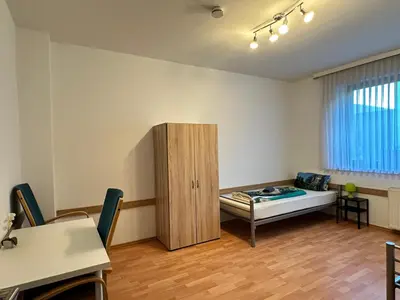 Ein Bett oder Betten in einem Zimmer der Unterkunft Duisburg FeelHome, Flughafen nah,3-Schlafzimmer, Dusche ebenerdig, Zentral, WiFi, Ground Floor