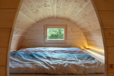 Ein Bett oder Betten in einem Zimmer der Unterkunft Schlaffass Campingplatz Nordbrock