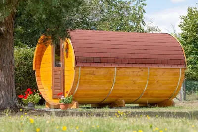 Ein Garten an der Unterkunft Schlaffass Campingplatz Nordbrock